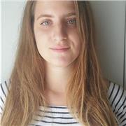 Studentessa diplomata in lingue, studentessa universitaria al primo anno in economia